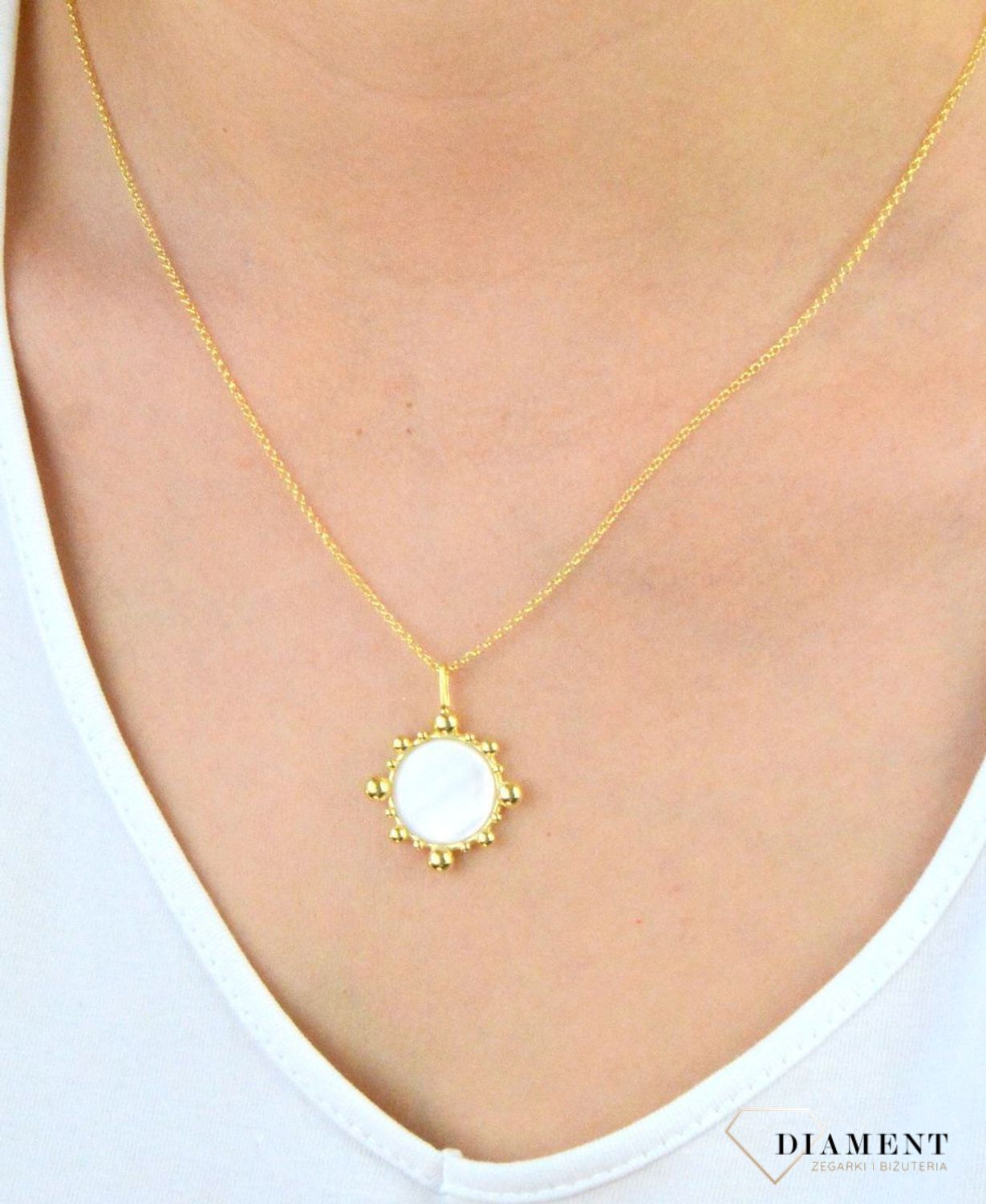 Medalion pozłacany Essme z masą perłową DZN414 MPB Z.  Naszyjnik srebrny pozłacany. Naszyjnik pozłacany kółko z masą perłową. Naszyjnik idealny pomysł na prezent dla każdej kobie.jpg